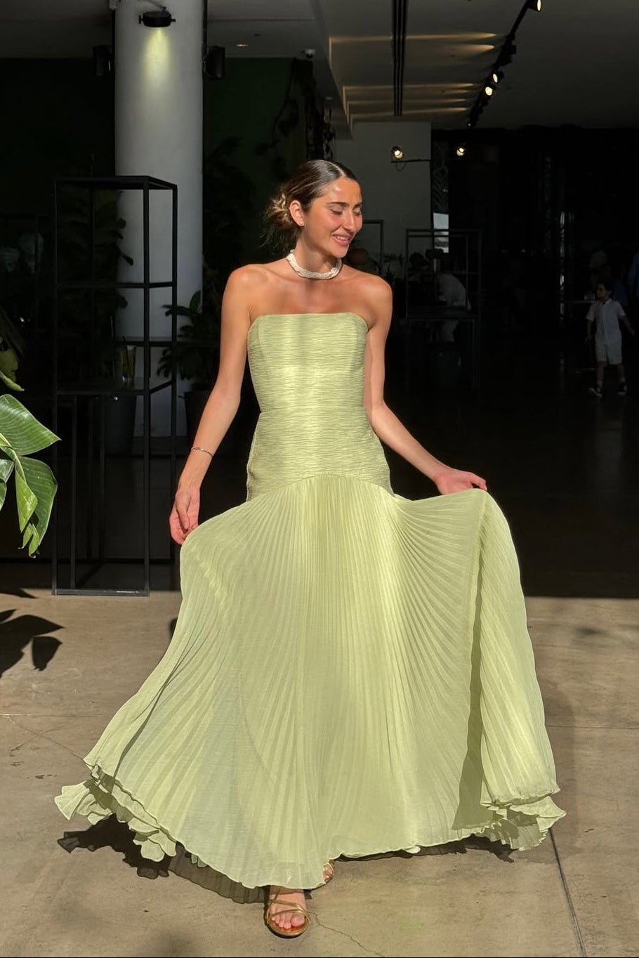 Elegant Maxi Dress | Strapless White Design with Flowing Fabric | Perfect for Summer Events