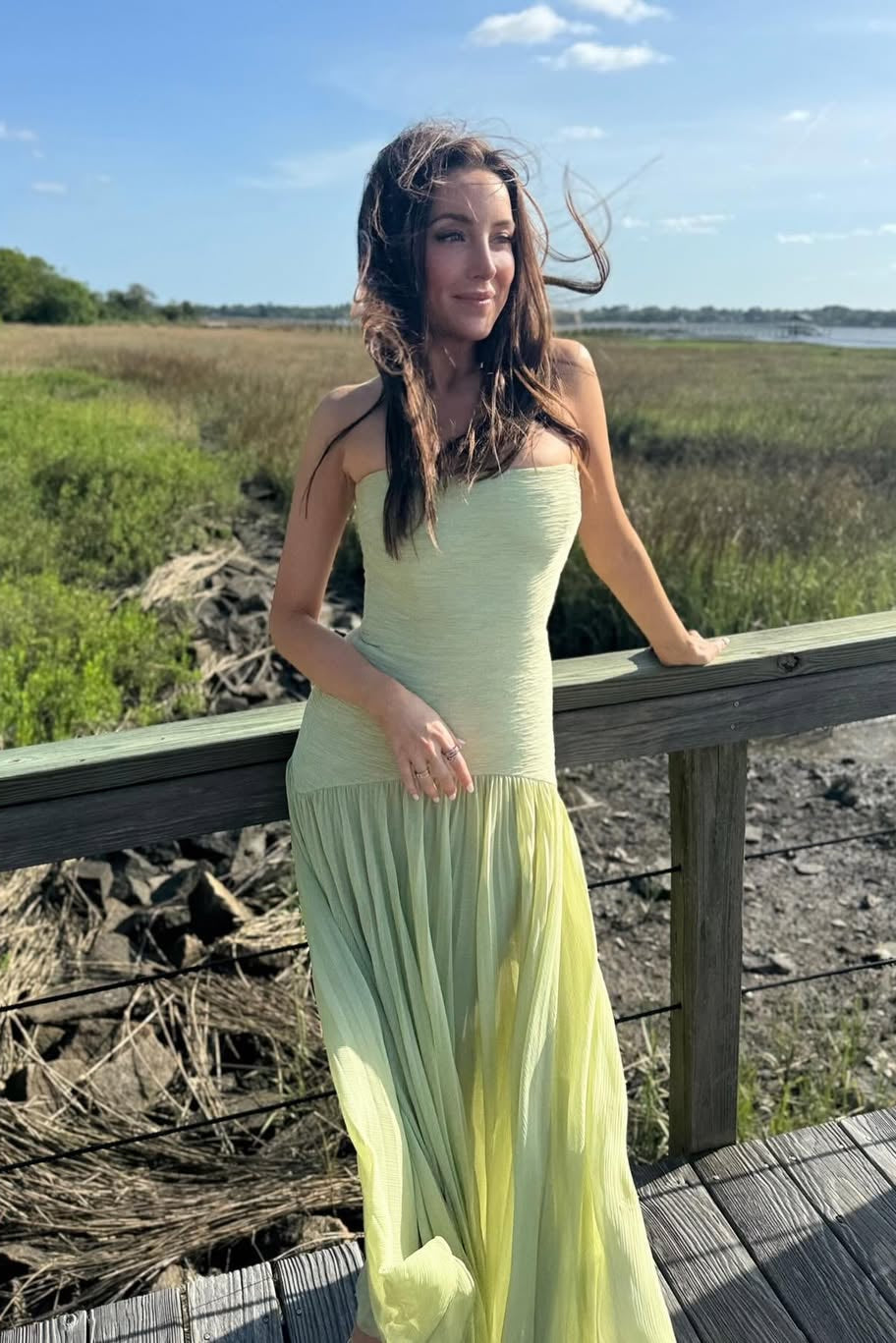Elegant Maxi Dress | Strapless White Design with Flowing Fabric | Perfect for Summer Events