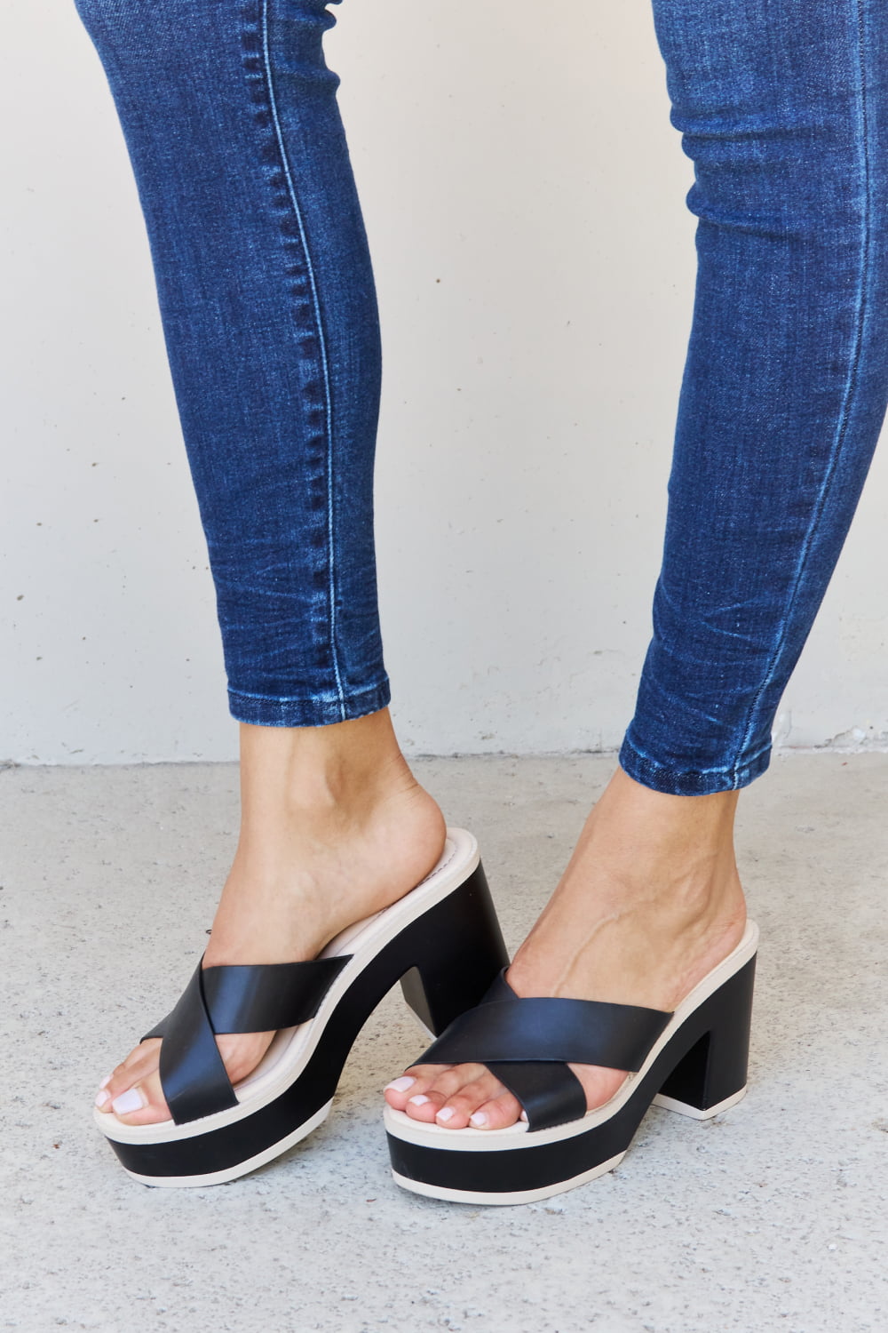 Women's Block-Heel Sandals in Black with Cushioned Sole for All-Day Comfort