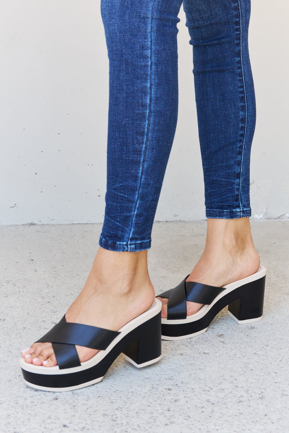 Women's Block-Heel Sandals in Black with Cushioned Sole for All-Day Comfort