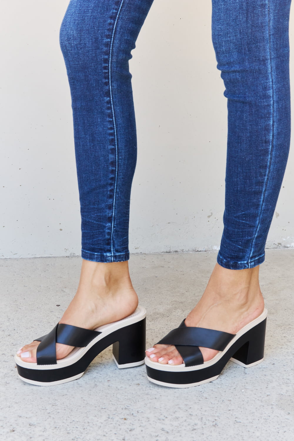 Women's Block-Heel Sandals in Black with Cushioned Sole for All-Day Comfort
